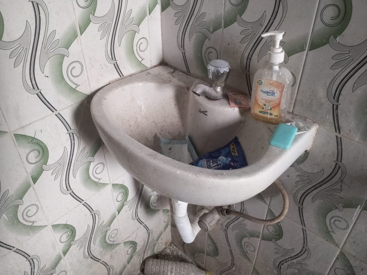 Bathroom before cleaning 3